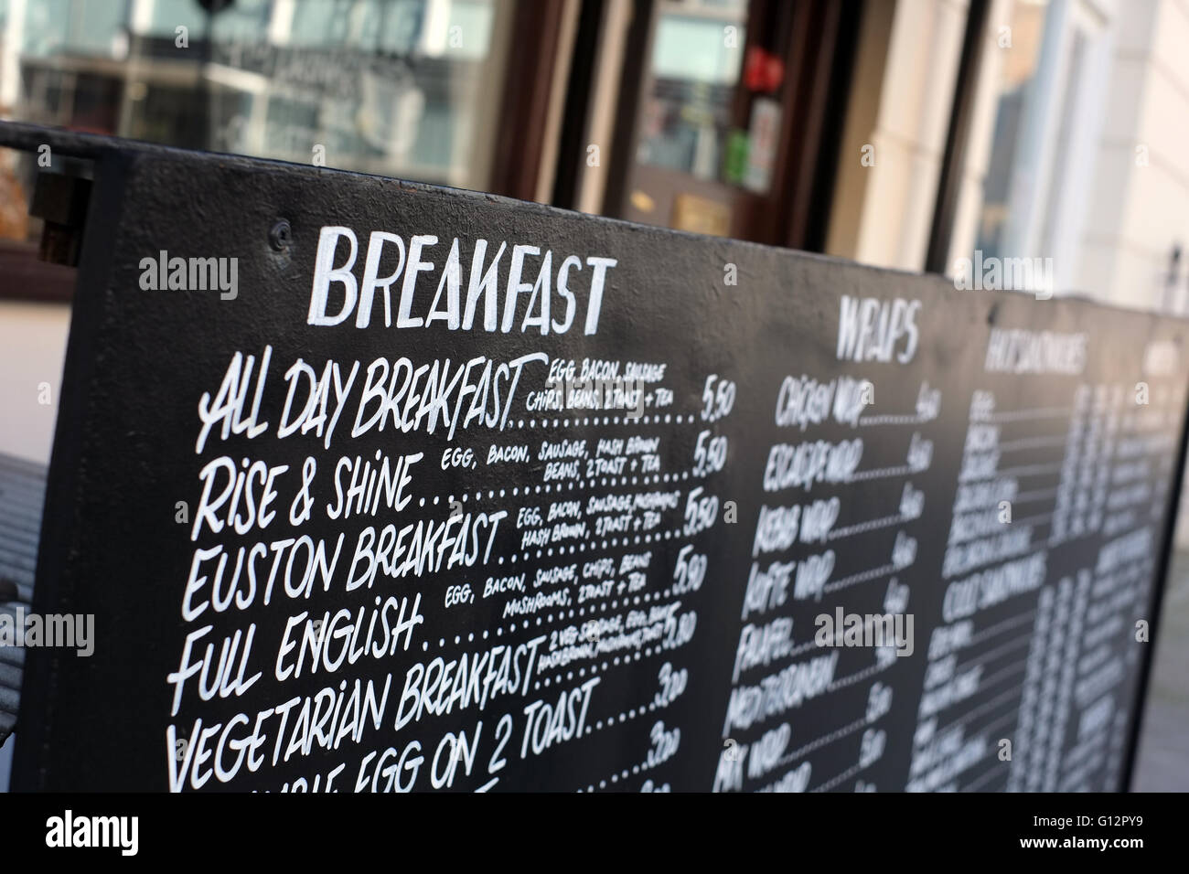Tableau avec petit déjeuner menu ( Café près de la gare de Euston, Londres, Angleterre, Royaume-Uni, Europe) Banque D'Images