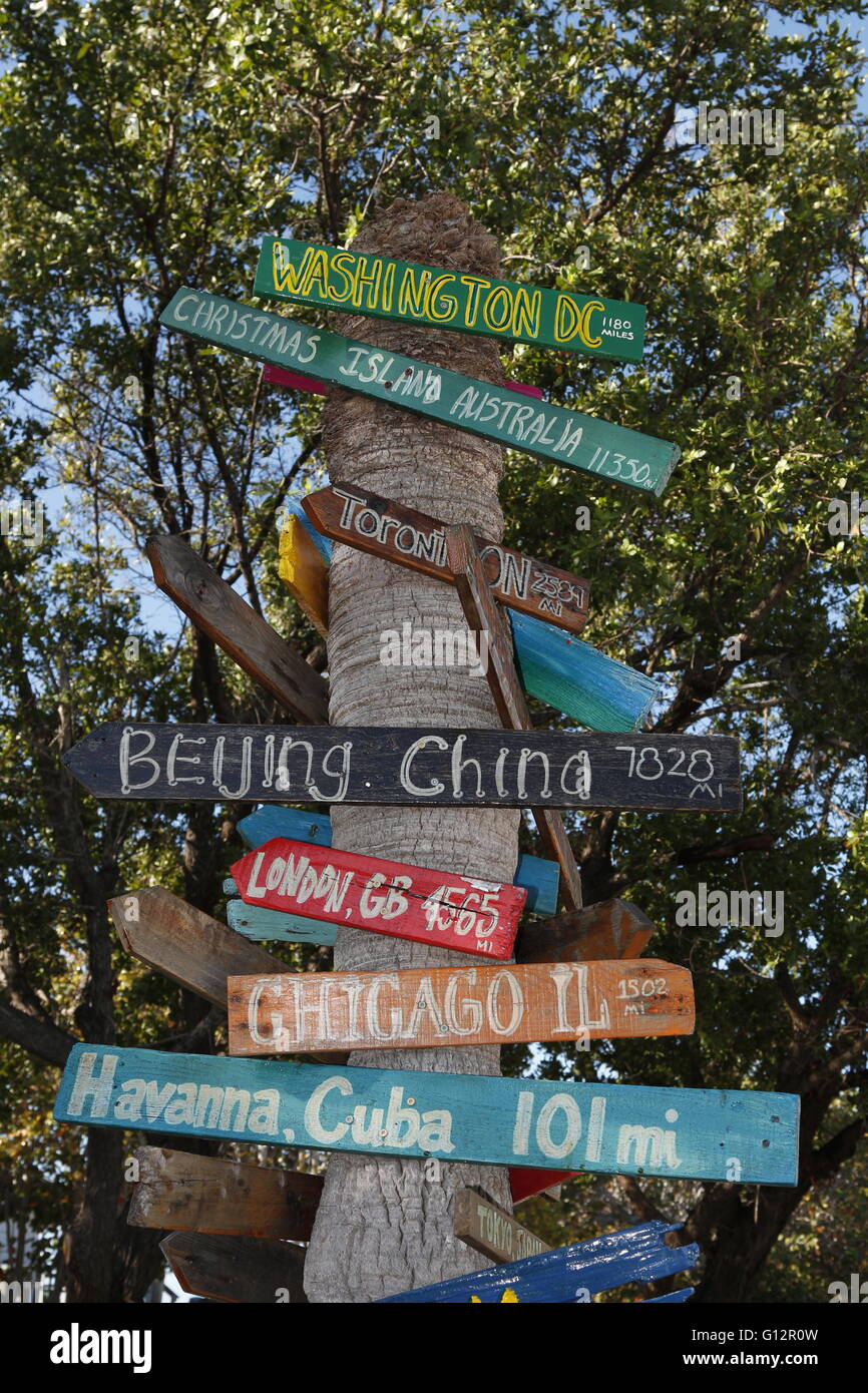 Un kilométrage colorés/distance sign in les Florida Keys Banque D'Images