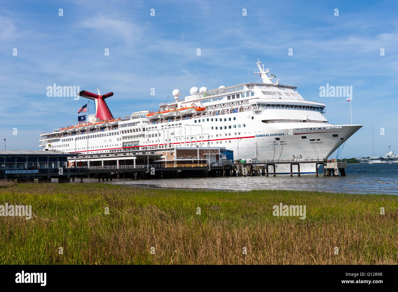 Bateau de croisière Carnival accosté au terminal de passagers de navires de croisière sur la rivière Cooper à Charleston, Caroline du Sud. Banque D'Images