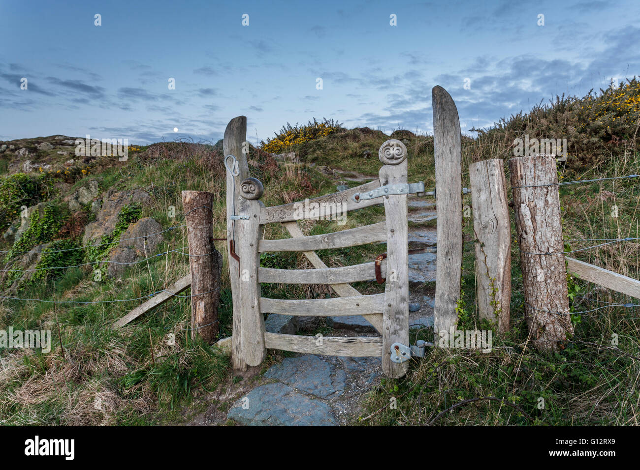 Une barrière en bois sur l'île Llanddwyn, Anglesey, au nord du Pays de Galles UK Banque D'Images