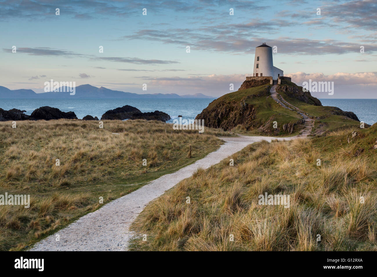 Tŵr Mawr phare sur l'île Llanddwyn, Anglesey, au nord du Pays de Galles UK au lever du soleil. Banque D'Images