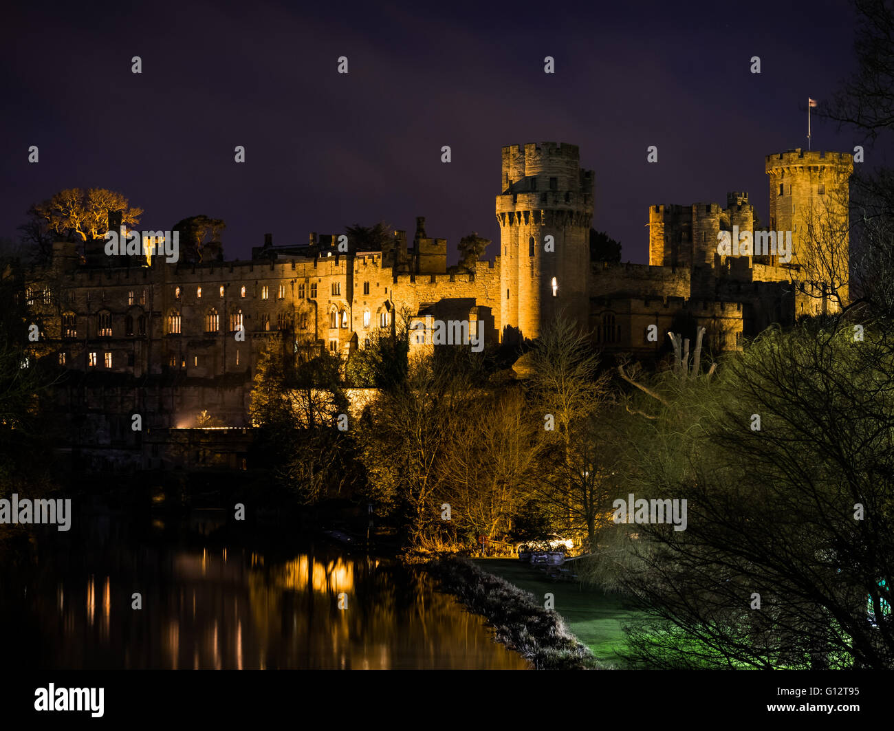 Le Château de Warwick en nocturne sur la rivière Avon. Banque D'Images