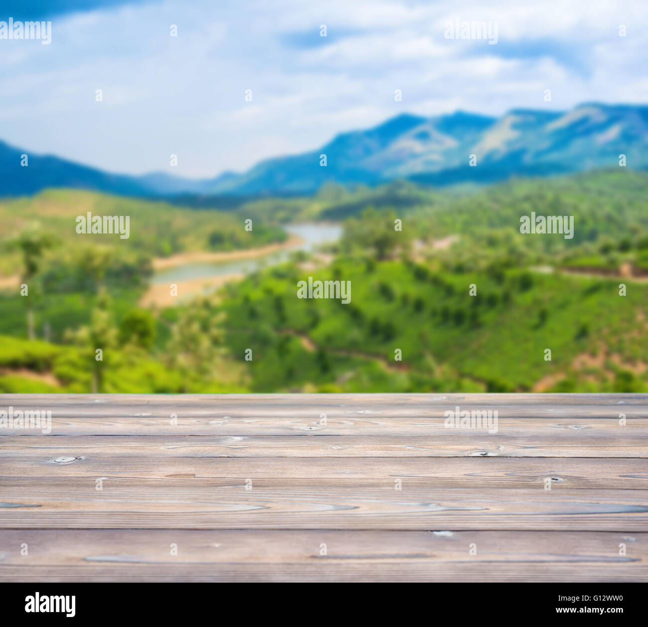 Magnifique paysage de plantations de thé, les montagnes et la rivière avec table rustique vide, l'Inde, le Kerala, Munnar Banque D'Images