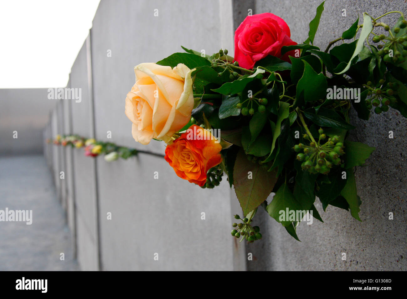 Blumen an der Gedenkstaette fuer die Opfer der Berliner Mauer der dans Benauerstrasse suis Jahrestag des Mauerfalls, 9. Novembre 201 Banque D'Images