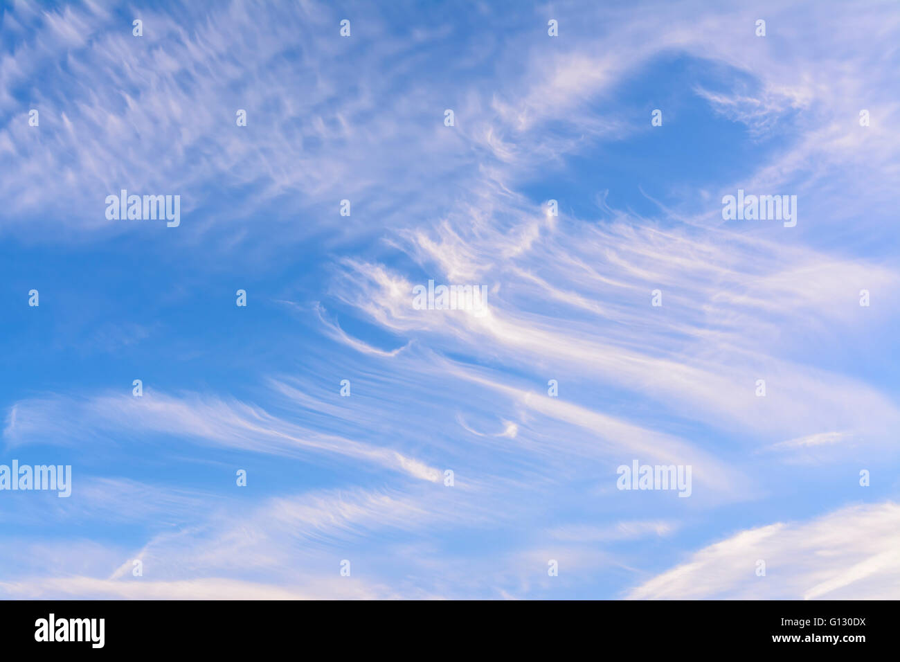 Cirrus nuages contre ciel bleu sur une journée d'été. Banque D'Images