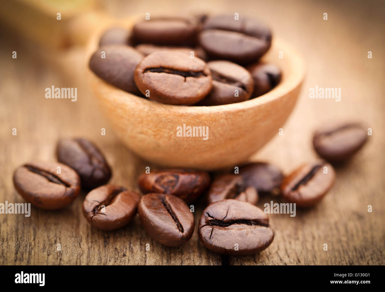 Grain de café torréfié en surface en bois Banque D'Images