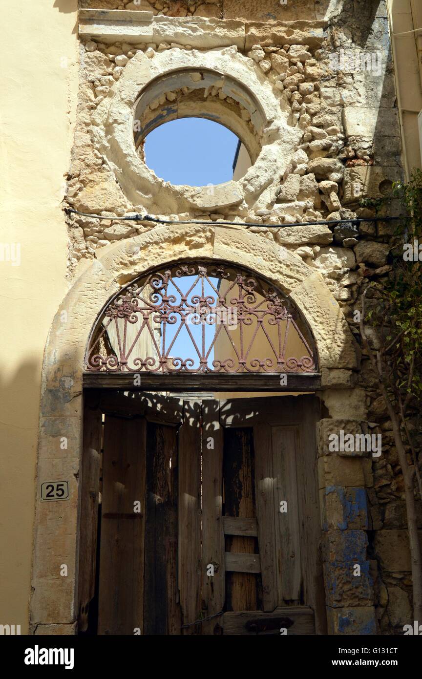 Vieille façade avec un oeil de boeuf Banque de photographies et d'images à  haute résolution - Alamy