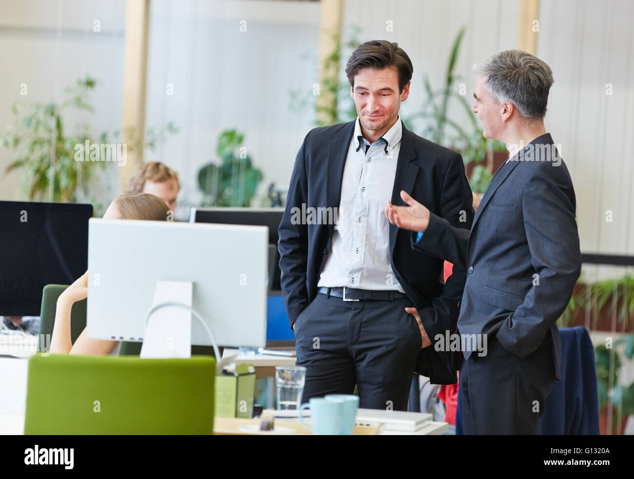 Vie de bureau deux hommes dans un bureau Banque de photographies et d ...