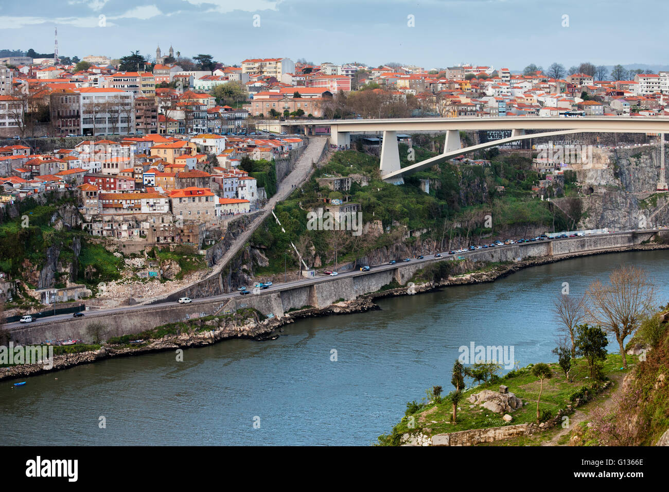 Ville de Porto au Portugal, paysage urbain et une partie de la rivière Douro Infante D. Henrique Bridge, paysage urbain Banque D'Images