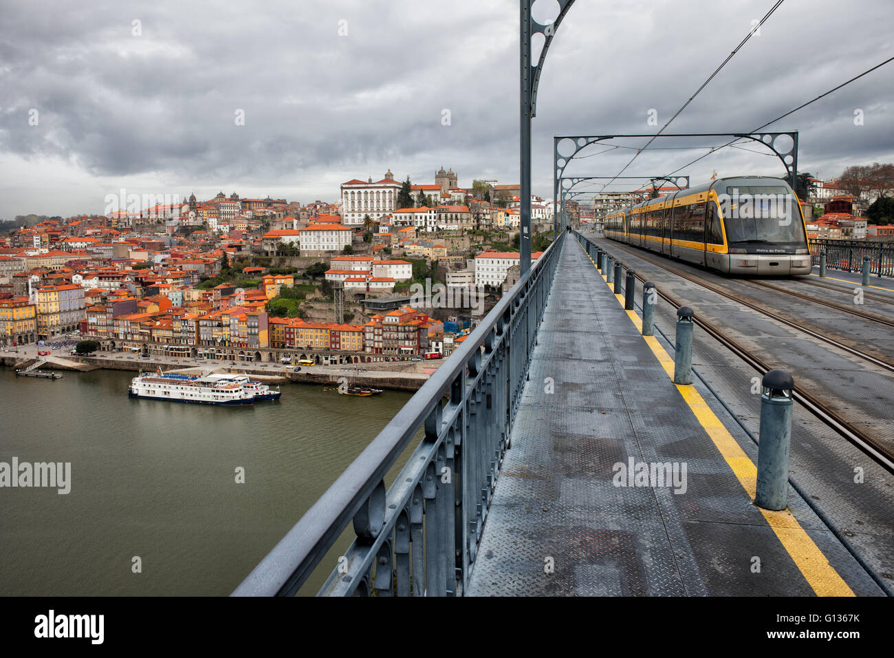 Le Portugal, ville de Porto (Porto) paysage urbain, du Pont Dom Luis I, metro trains légers, de transport, à l'infrarouge Banque D'Images