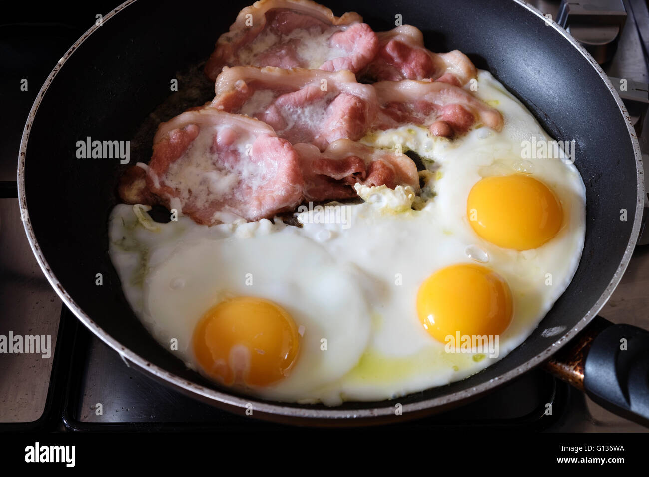 Oeufs et bacon frit Banque D'Images