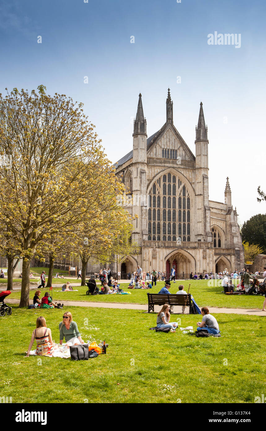 Les pique-niqueurs le soleil brille, à la cathédrale de Winchester dans le Hampshire Banque D'Images