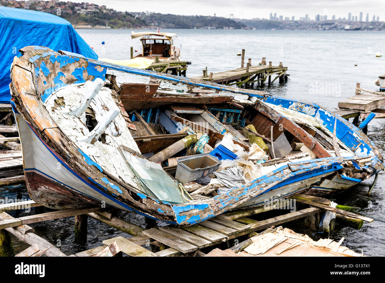 Patiné vieux bateau de pêche abandonnés gisant sur une jetée en bois près de Beykoz à Istanbul Banque D'Images