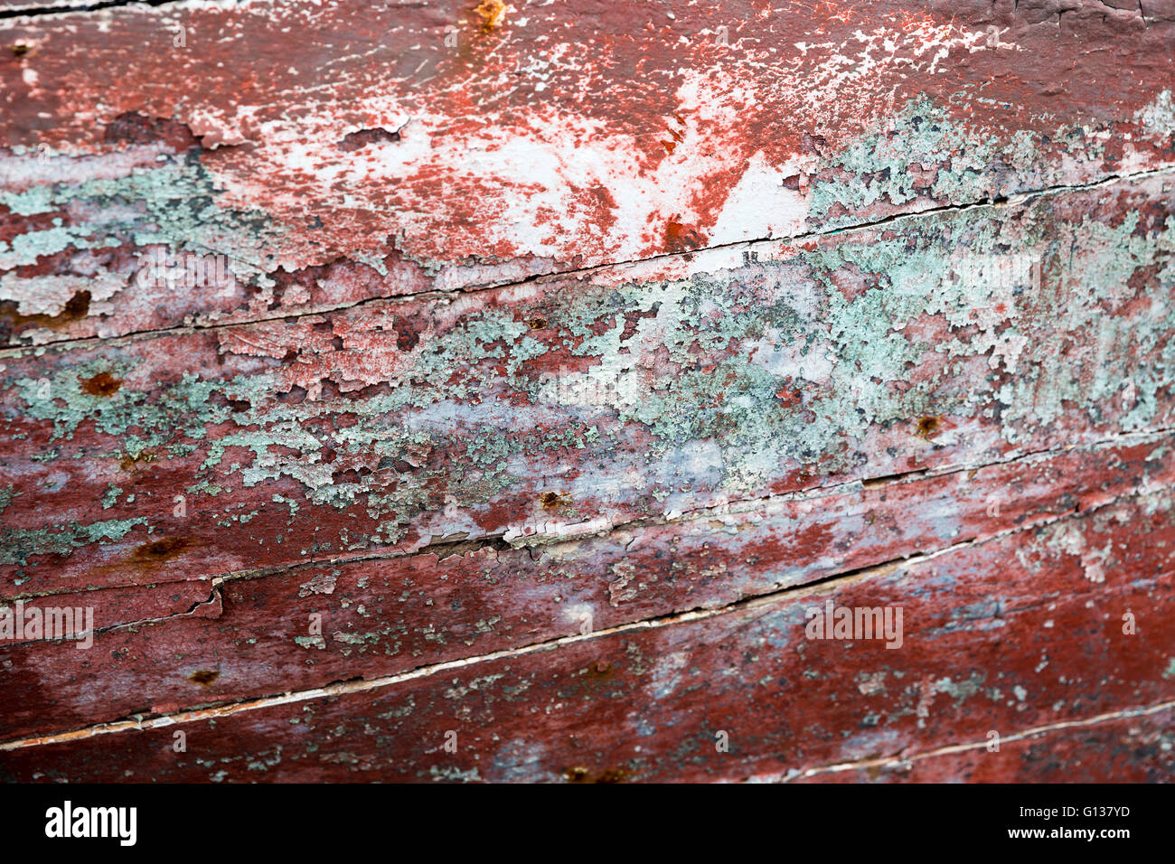 Vieux bateau rouillé en surface libre de peinture renversé comme texture d'arrière-plan Banque D'Images