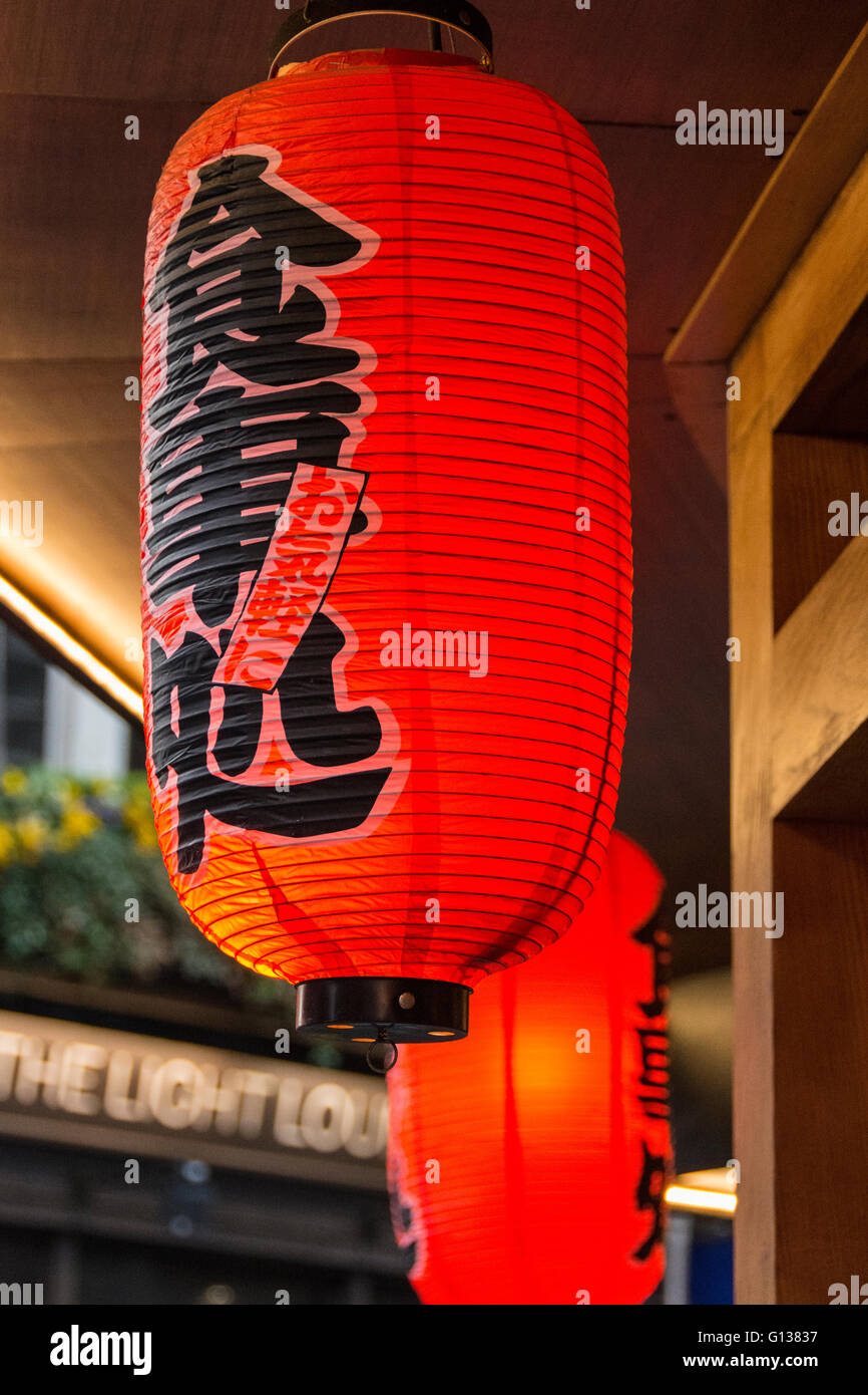 Lanternes chinoises dans peu Newport Street in London's Chinatown Banque D'Images