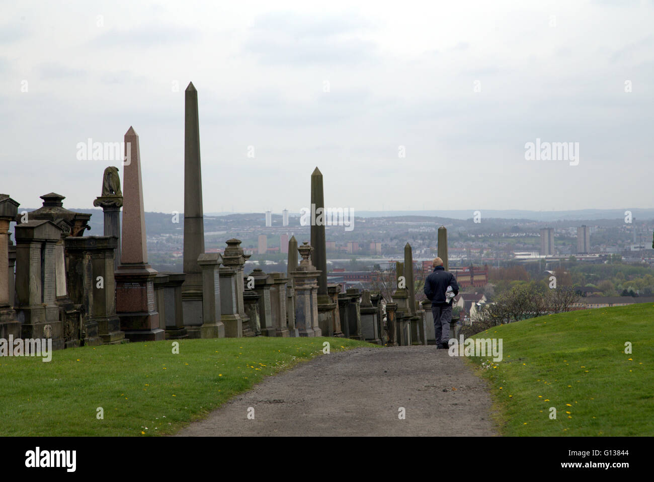 Homme marchant dans la nécropole de Glasgow avec vue au sud de la ville de Glasgow, Ecosse, Royaume-Uni Banque D'Images