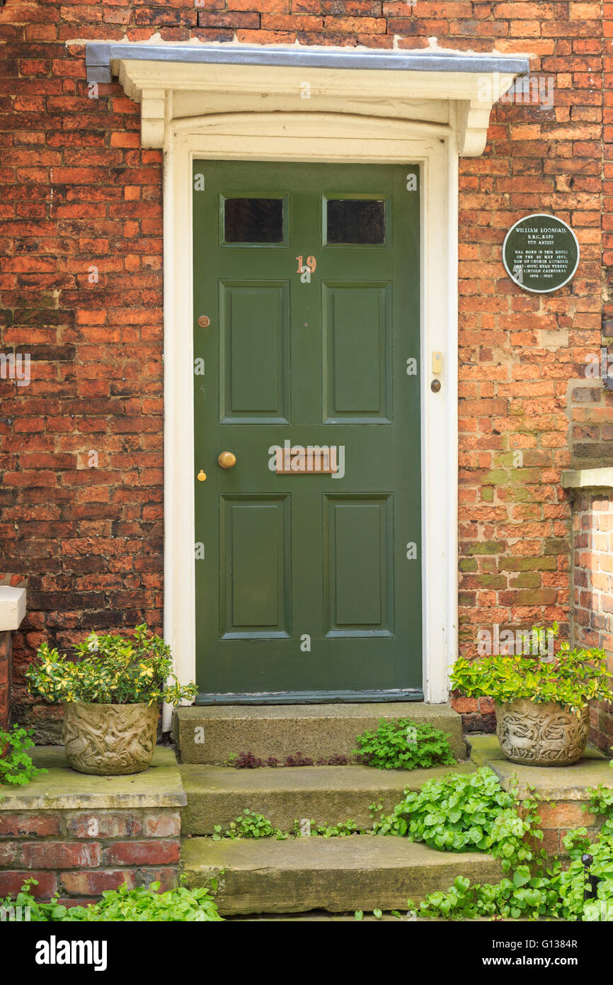 Porte avant et plaque de la Chambre a déjà été occupé par l'artiste - William Logsdail. Minster Yard, Lincoln Banque D'Images