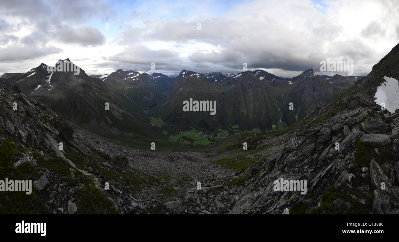 Vue sur vallées et montagnes sombres sur la façon de Slogen Montagnes. Banque D'Images