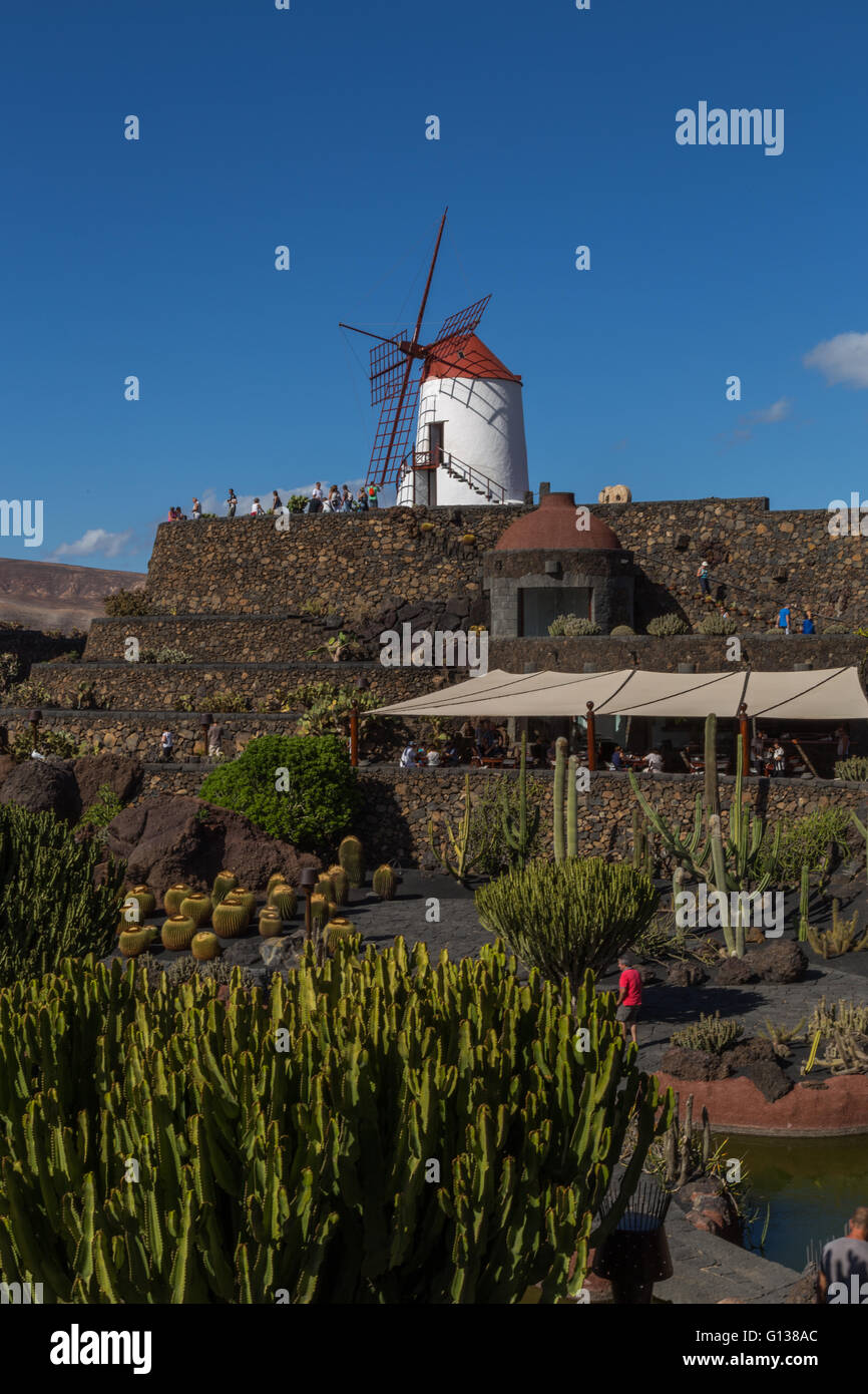 Moulin sur le dessus d'un chemin en spirale avec vue sur le jardin de cactus de Lanzarote. Conçue par César Manrique. Banque D'Images