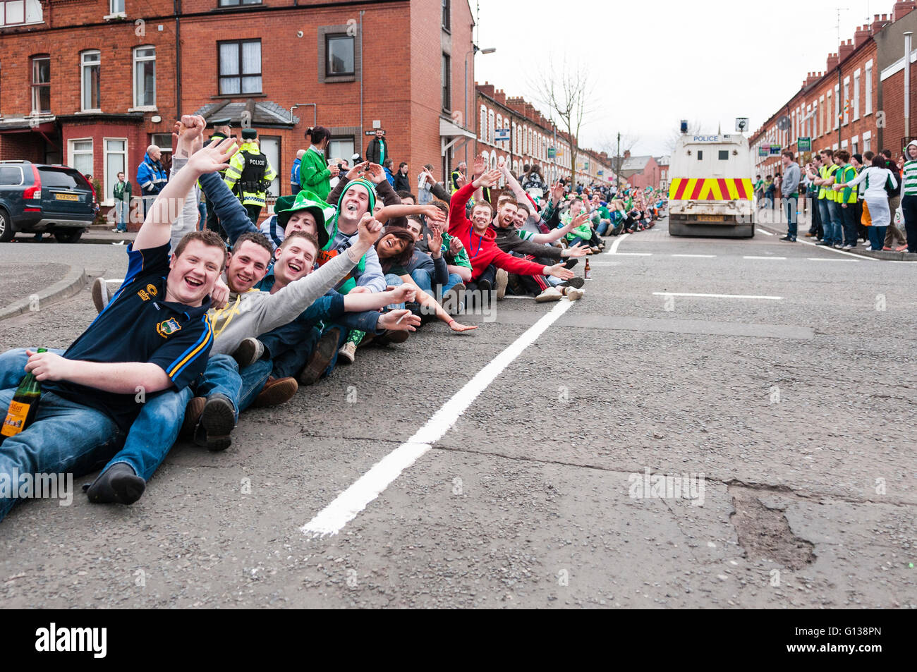 Belfast, Irlande du Nord. 17 mars 2011 - Les élèves célèbrent le Jour de la Saint Patrick en exécutant 'Rock The Boat' un certain nombre de rues dans la région de Terre Sainte de Belfast. La zone est surveillée par la police de l'université, PSNI, du personnel et des bénévoles des églises locales, pour essayer de réduire la consommation dans la rue, de la violence et d'autres activités criminelles. Au cours des années précédentes, les élèves ont attaqué la police, et une escalade de violence a éclaté, exigeant des escouades anti-émeute PSNI à être déployés dans la région. Banque D'Images