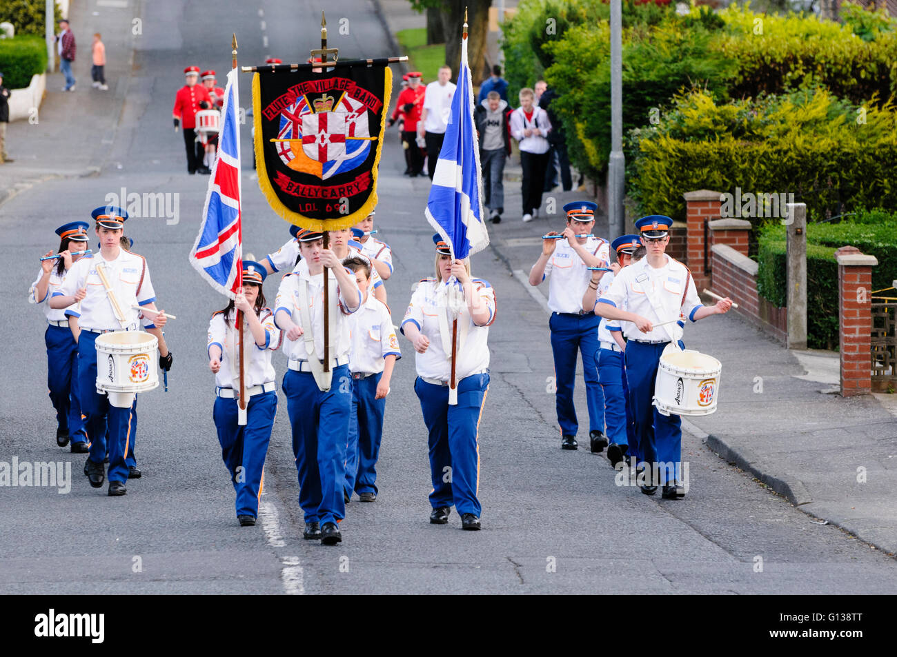 Partie de couleur à la tête d'une flûte de Ballycarry marching band lors d'un défilé en Irlande du Nord. Banque D'Images