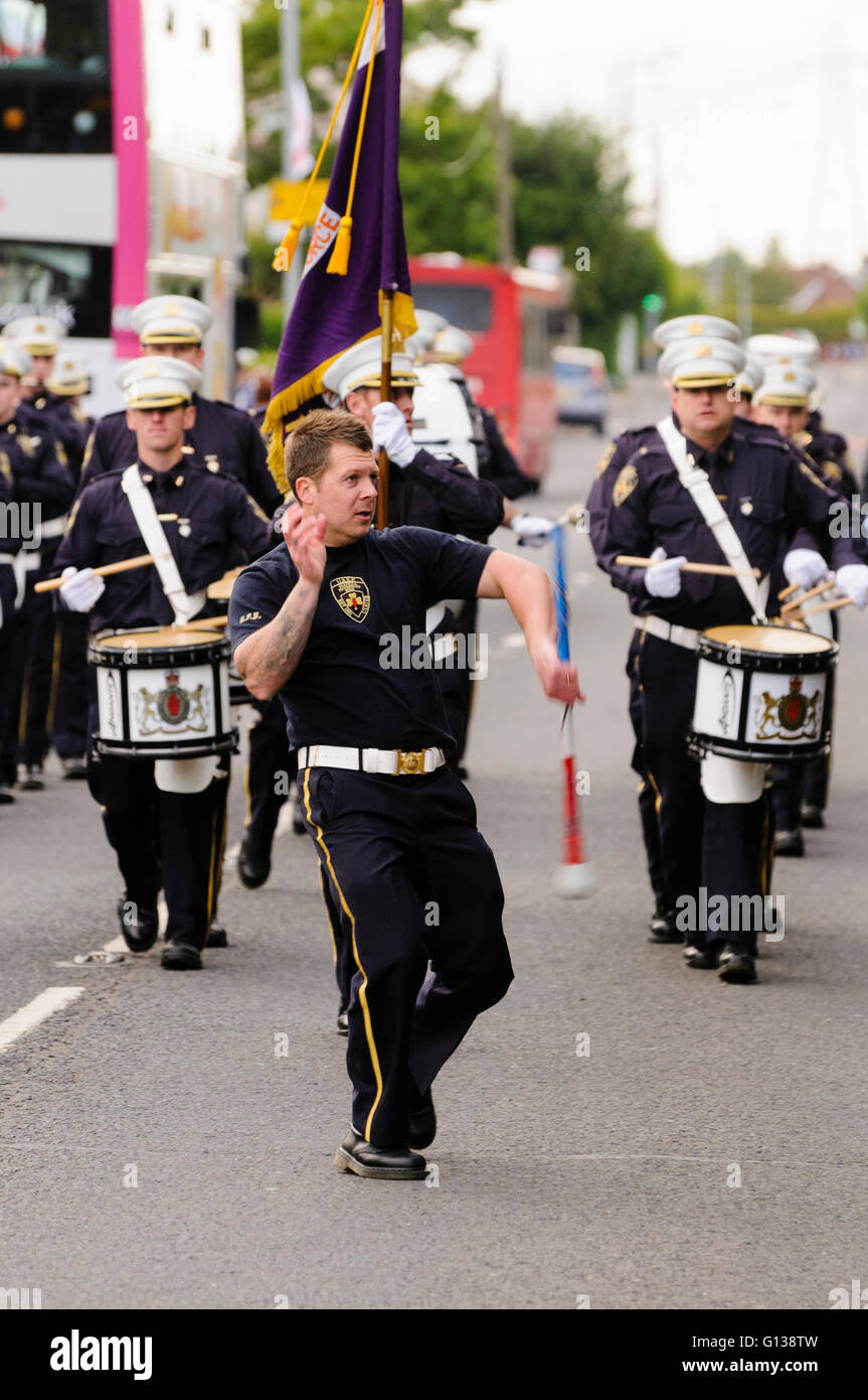 Twirling baton un homme tout en menant une flûte, dans le Nord de l'Irlande. Banque D'Images