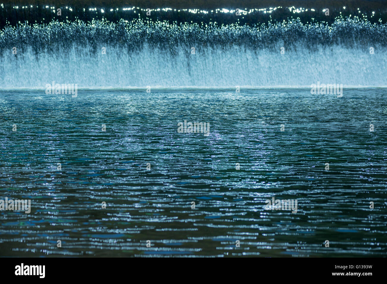 Rideau D'EAU DOUCE CASCADE SUR ÉVACUATEUR EN PISCINE CALME SUR Petite Rivière Banque D'Images