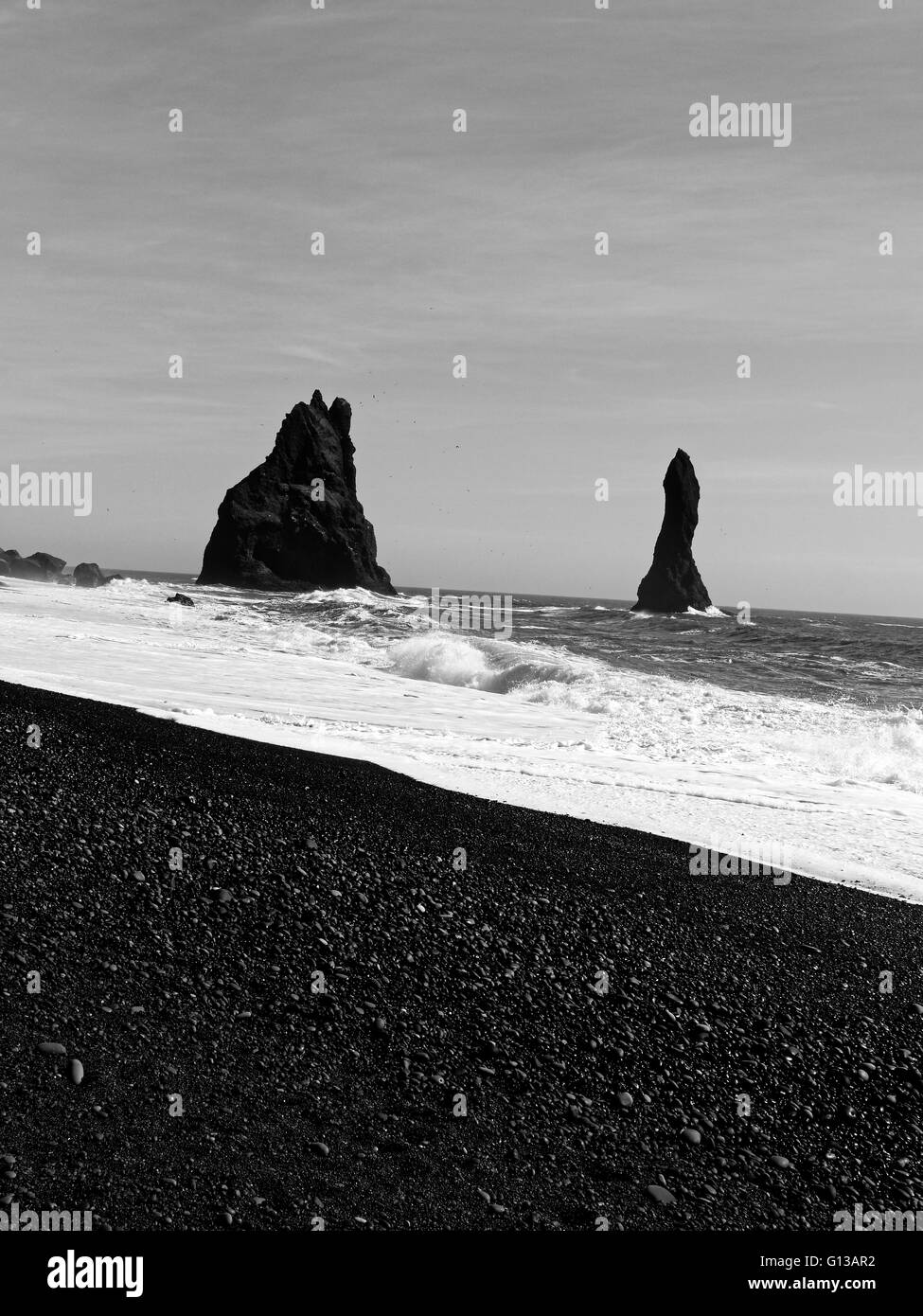 Plage de sable noir près de Vik, sur la côte sud de l'Islande. Au printemps. Banque D'Images
