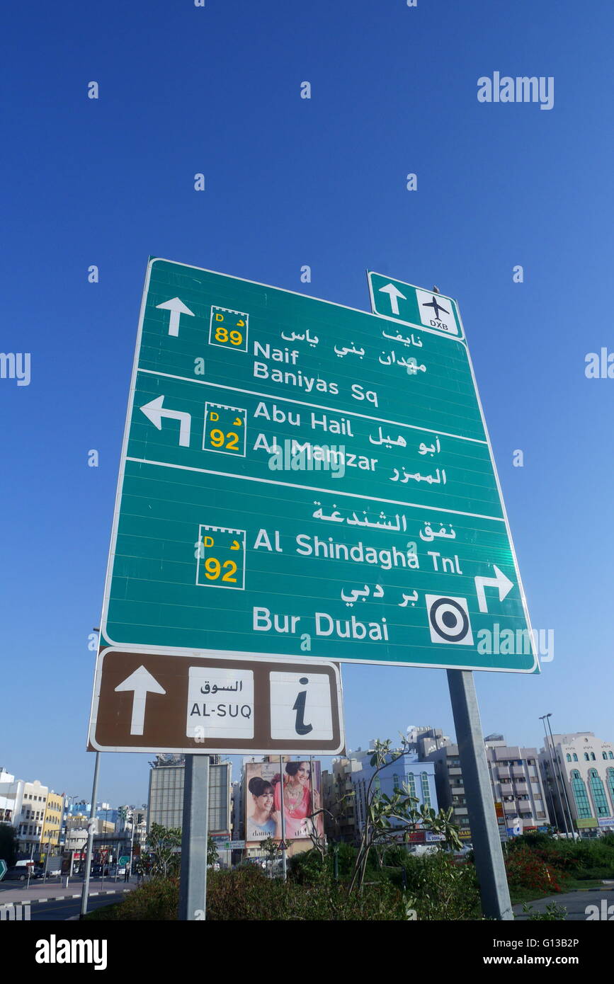 Inscription en anglais et arabe montrant l'information directionnelle donner aux automobilistes, Deira, Dubaï, Émirats Arabes Unis Banque D'Images