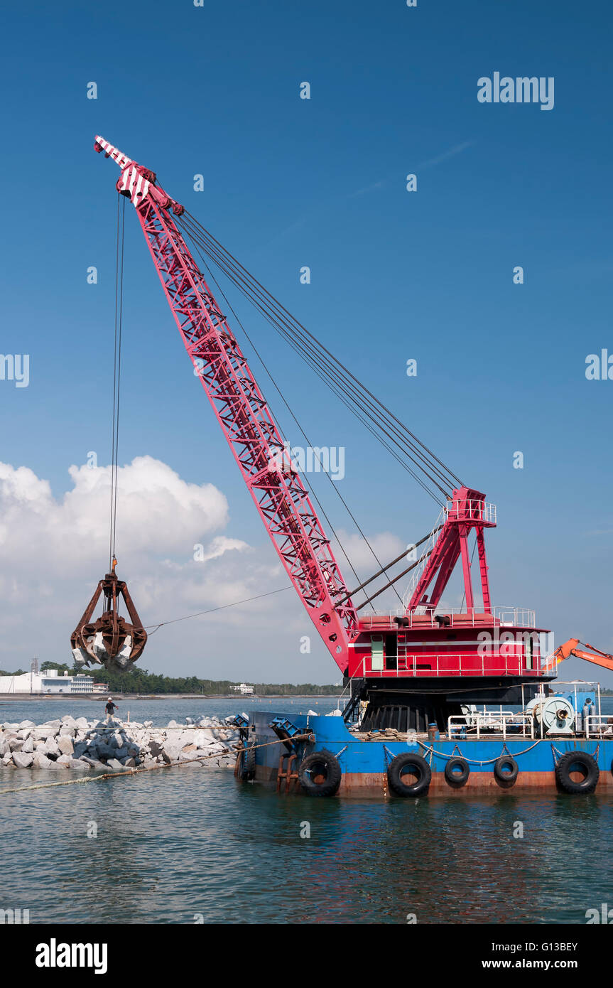 Mer flottante industrielle crane pour transporter les pierres et rochers Banque D'Images