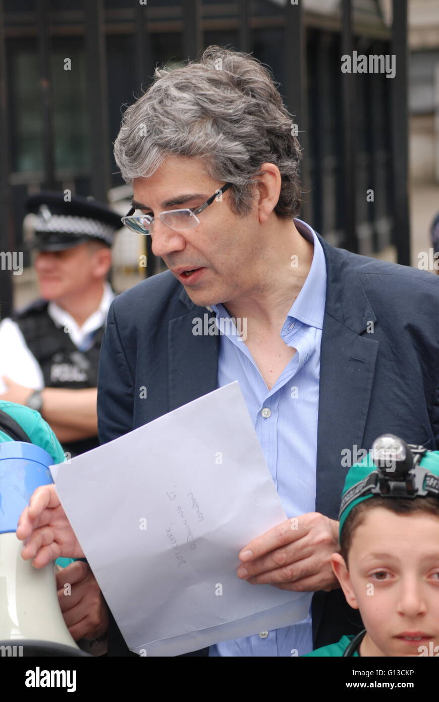 David Nott rcs, avec un pleao bureaux camerons pour une assurance que medic sur front line sera protégée en conséquence. samedi Banque D'Images