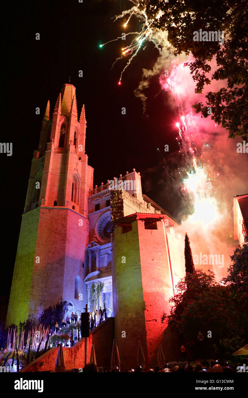 Au cours d'artifice fête des fleurs à côté de la cathédrale de St Felix de la ville catalane de Gérone, Espagne Banque D'Images