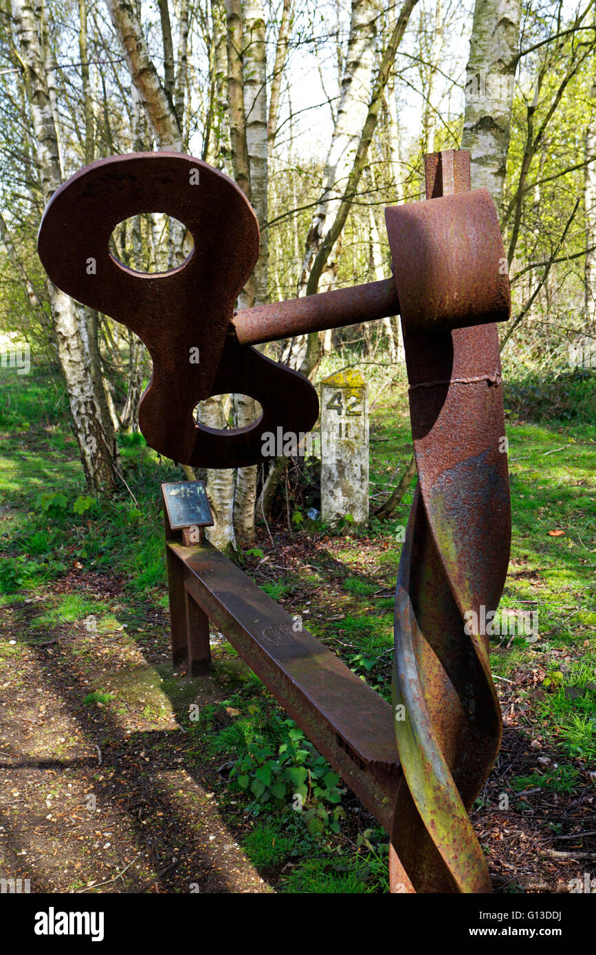 Une sculpture de rail sur le mile marker Marriott's Way à chemin Lenwade, Norfolk, Angleterre, Royaume-Uni. Banque D'Images