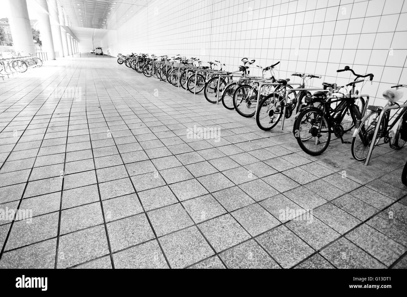 Zone de stationnement pour vélos à l'extérieur d'une gare ferroviaire publique en Allemagne europe Banque D'Images