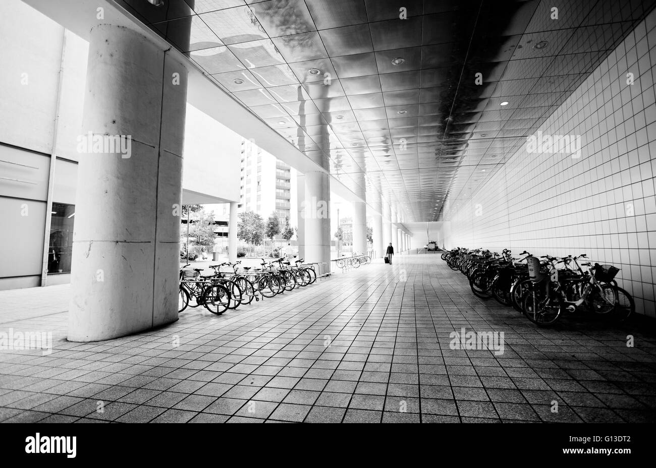 Zone de stationnement pour vélos à l'extérieur d'une gare ferroviaire publique en Allemagne europe Banque D'Images