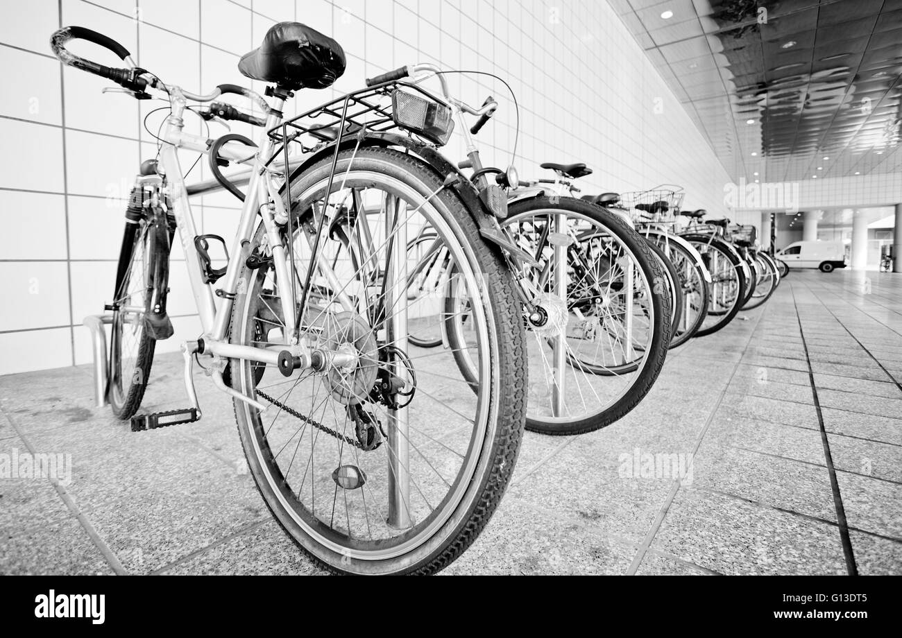 Zone de stationnement pour vélos à l'extérieur d'une gare ferroviaire publique en Allemagne europe Banque D'Images