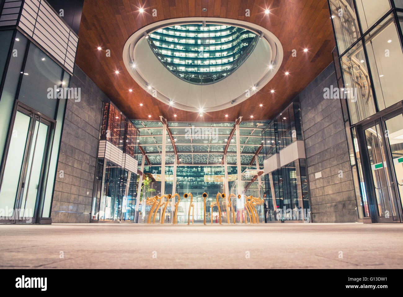 Walway de nuit dans la ville moderne Banque D'Images