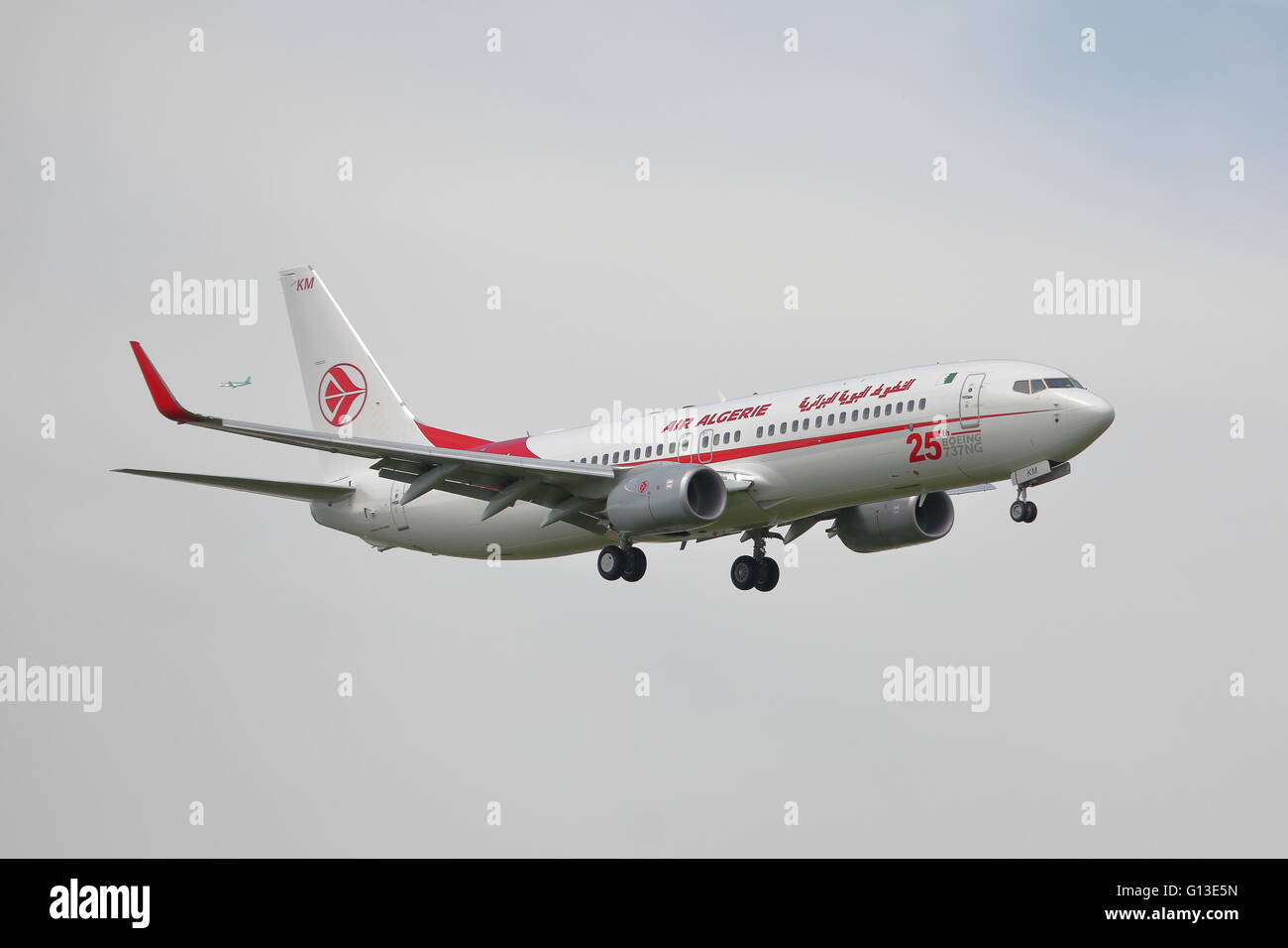 Air Algerie Boeing 737-8D6 7T-VKM l'atterrissage à l'aéroport Heathrow de Londres, UK Banque D'Images