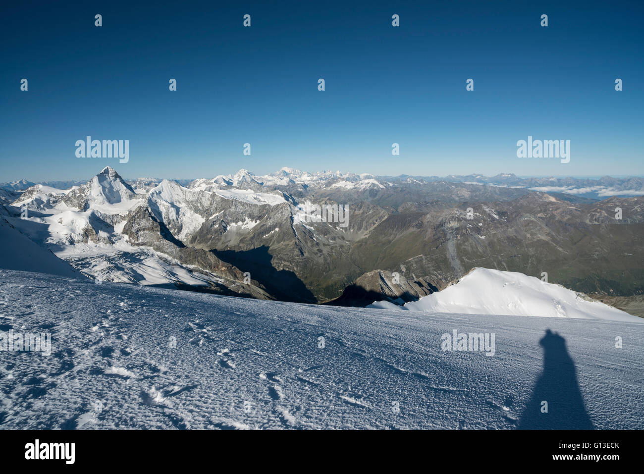 Blick vom Westgipfel des Bishorns. Walliser Alpen Schweiz Vue panoramique sur le dessus de l'Bishorn. Valais Suisse Banque D'Images