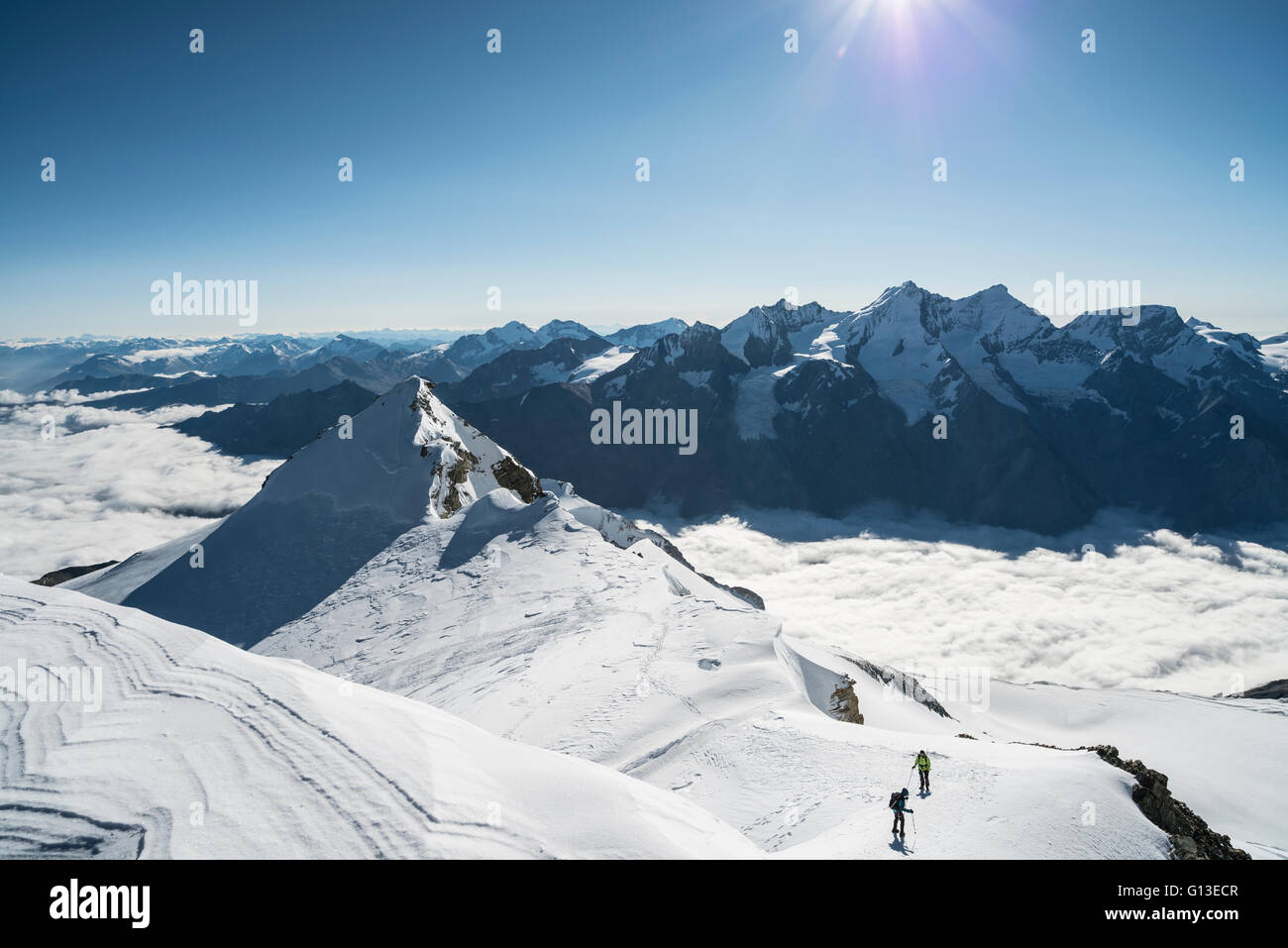 Blick vom Westgipfel des Bishorns auf die Pointe Burnaby. Vue panoramique sur le haut du Bishorn. Vue vers le nord-est du sommet. Banque D'Images