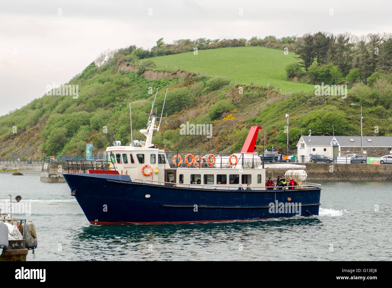 Le ferry du terminal pétrolier local 'Mald of the Isles' s'approche du quai de Bantry Harbor, West Cork, Irlande. Banque D'Images