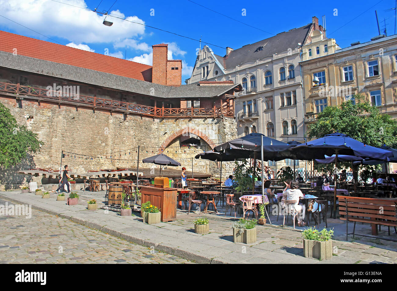 LVIV, UKRAINE - le 17 juillet 2015 : restaurant en plein air, situé près de l'enceinte de la vieille ville, Lviv, Ukraine Banque D'Images