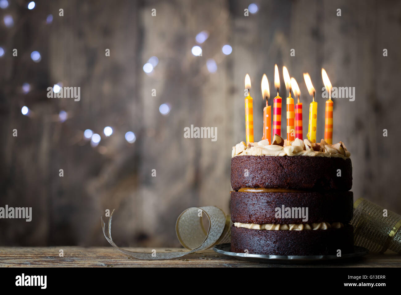 Gâteau au chocolat avec des bougies Banque D'Images