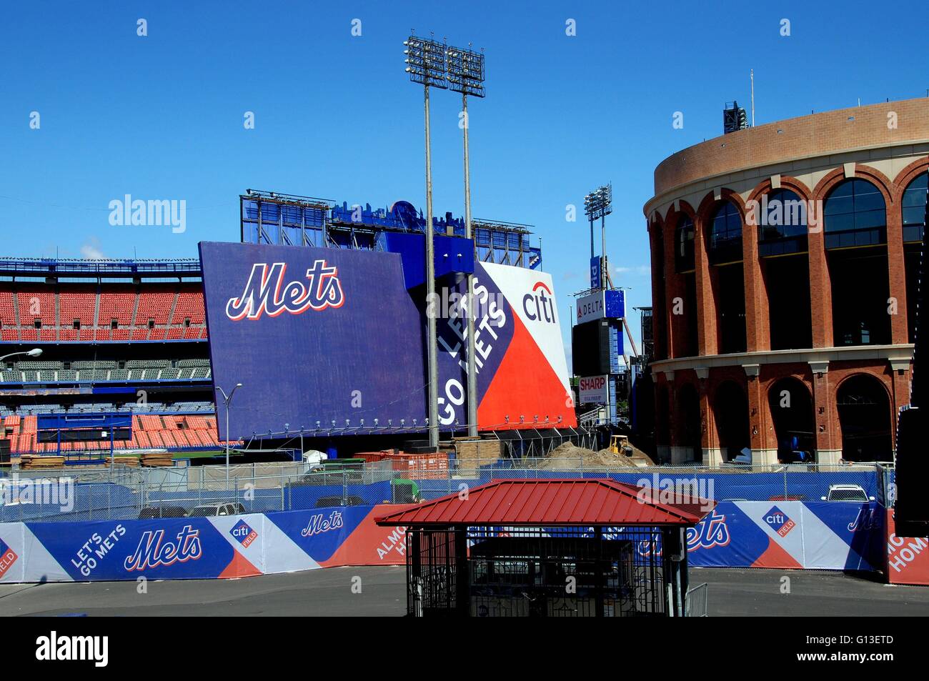 New York City : Shea Stadium, domicile de l'équipe de baseball des New York Mets (à gauche) et de Citifield, l'équipe de neuf accueil Banque D'Images