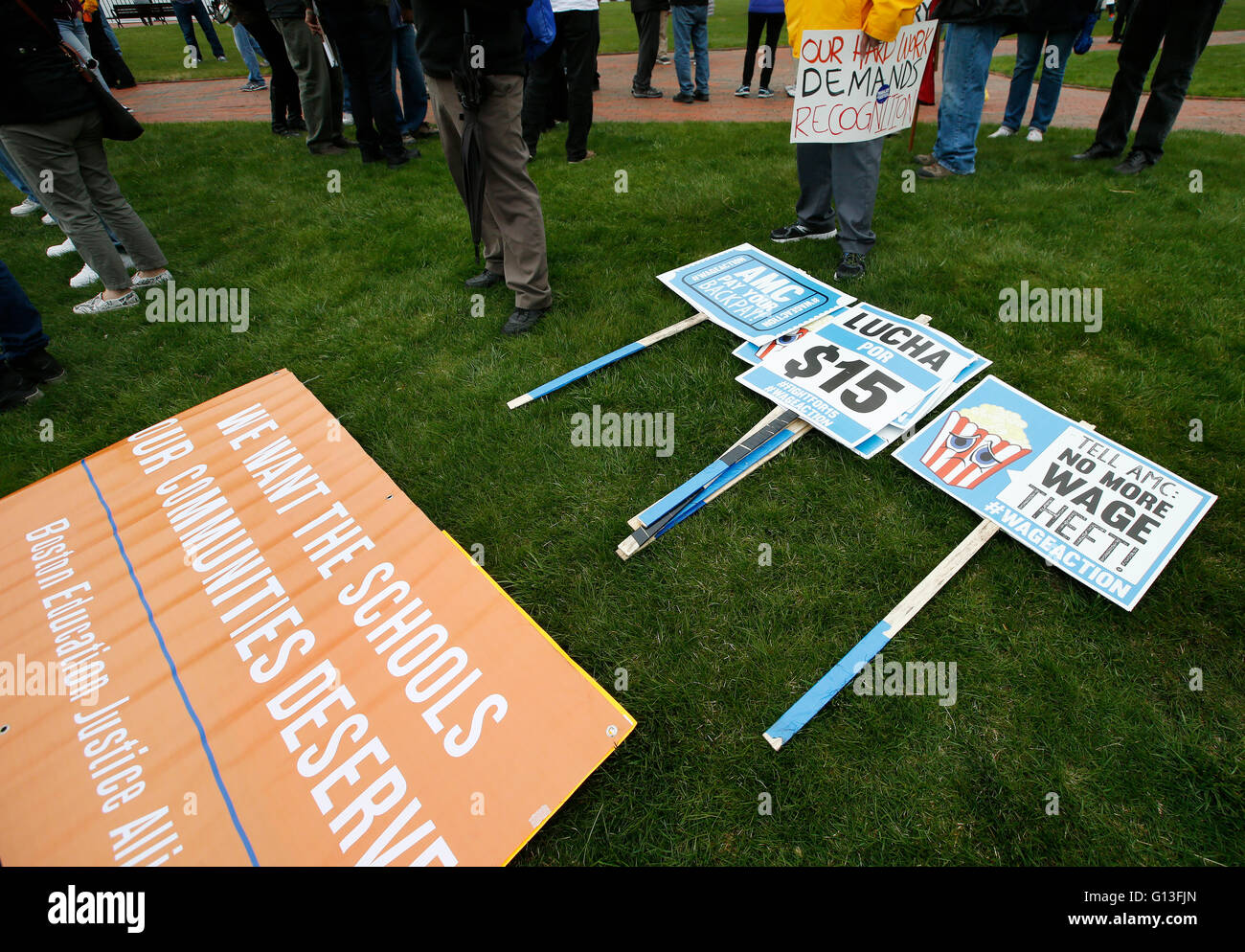 Des signes de protestation libéral au cours d'une manifestation du Premier mai à Boston, Massachusetts, USA Banque D'Images