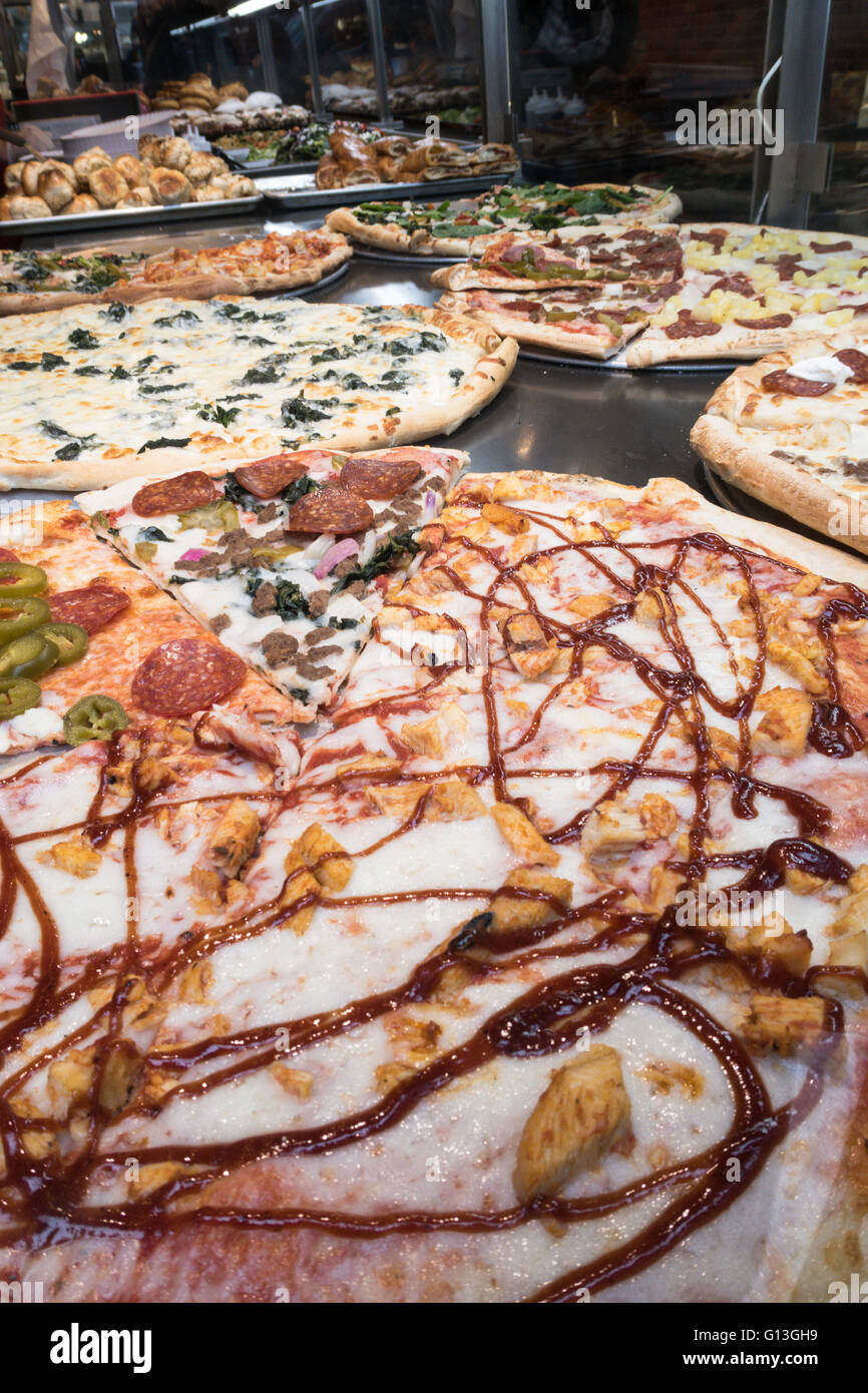 Pizzas, Pizzeria Réchauffement de la table et la fenêtre d'affichage, de Times Square, NEW YORK , États-Unis Banque D'Images