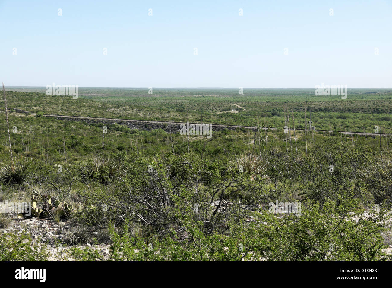 Une voie ferrée traverse le bord inférieur de la Edwards Plateau près de Del Rio, Texas. Banque D'Images