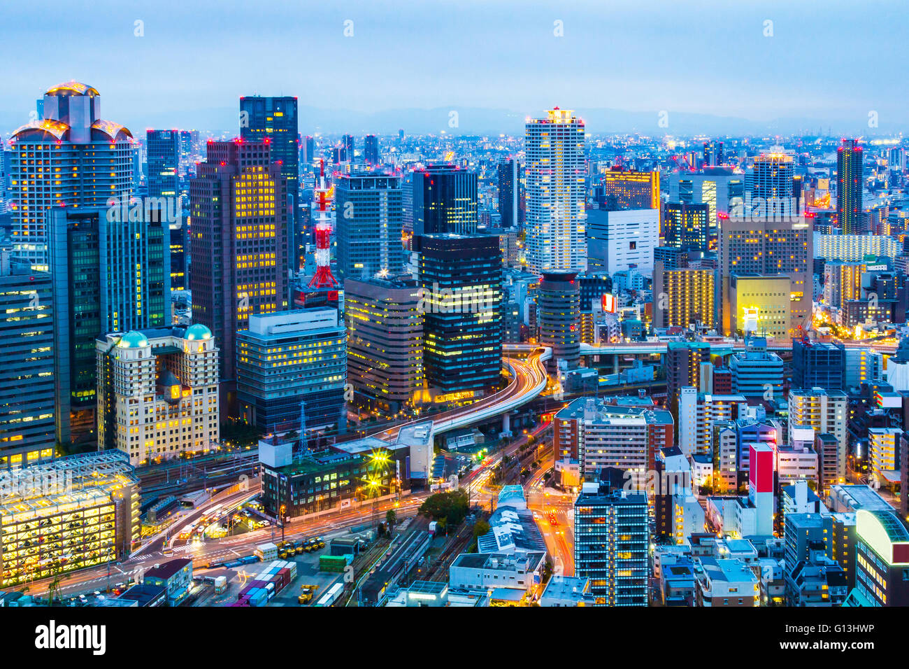 Nuit à l'horizon de la ville d'Osaka au Japon. Banque D'Images