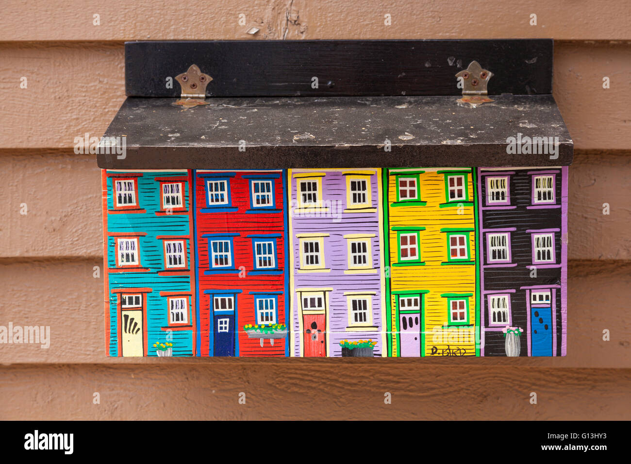 Une boîte aux lettres peintes avec l'emblématique en rangée (rangée Jellybean) au centre-ville de Saint-Jean, Île d'Avalon, à Terre-Neuve, Canada. Banque D'Images