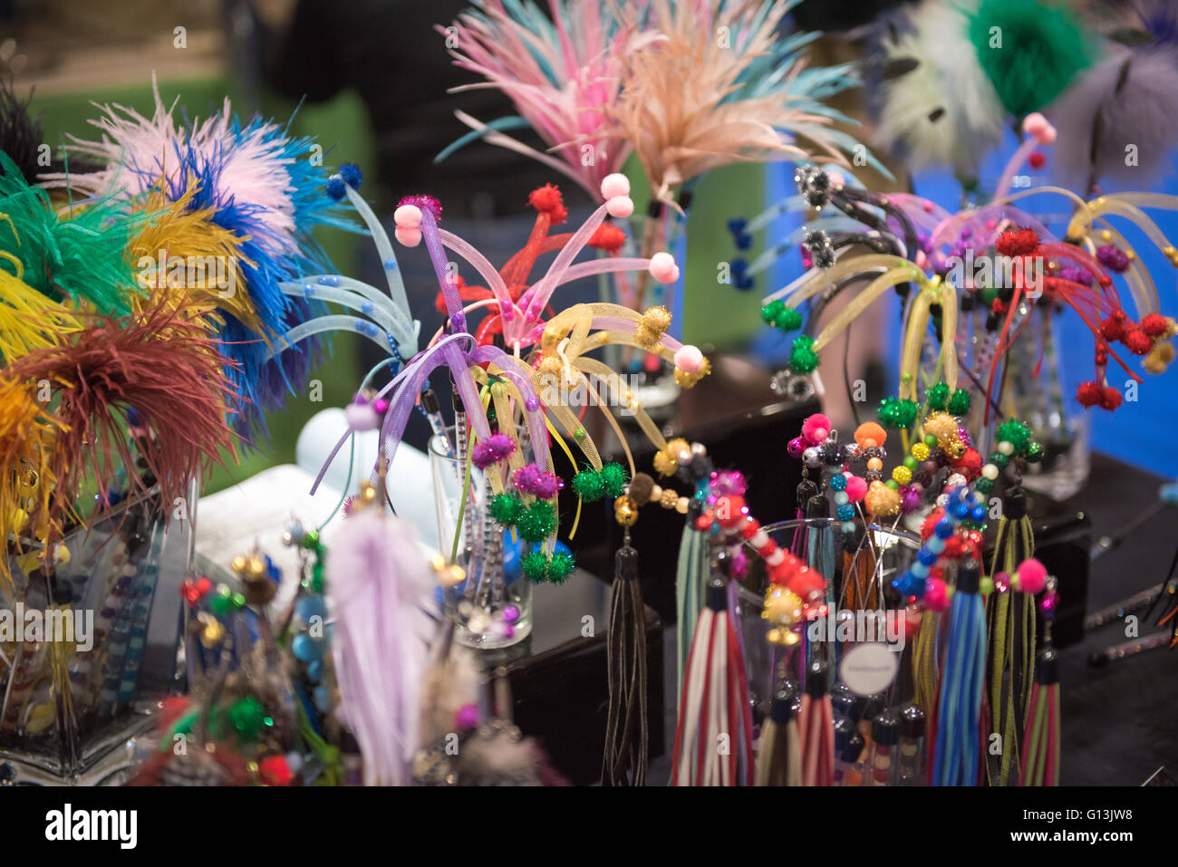 Fluffy cat toys colorés au National Pet Show au centre Excel 7 mai 2016 à Londres, au Royaume-Uni. Banque D'Images